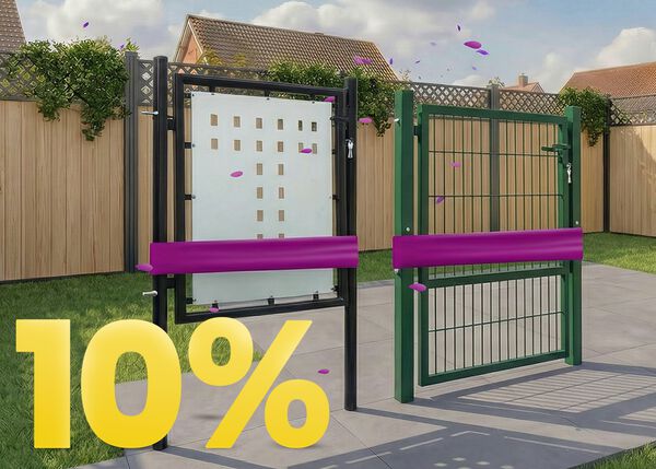 Bloembed in een tuin achter een groene houten omheining met een opvallende &ldquo;10%&rdquo; kortingsactie.