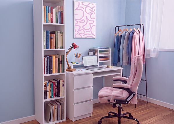 Moderne studieplek voor studenten met een wit bureau, ergonomische bureaustoel, laptop, boekenkast, opbergmeubel en kledingrek in een lichte, opgeruimde slaapkamer voor comfortabel studeren en dagelijks studentenleven.