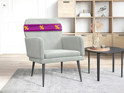 Grijze fauteuil met paars lint en kortingspictogrammen, naast een zwarte salontafel in een stijlvolle woonkamer. Klik om de producten in de aanbieding te bekijken.