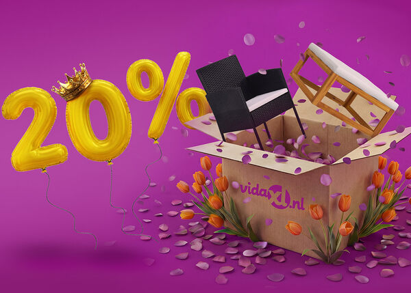 Geopende vidaXL-doos met een tuinstoel en houten voetensteun die eruit springen, omringd door tulpen en paarse bloemblaadjes. Gele ballonnen tonen een korting van 20% met een koningskroon erbovenop.