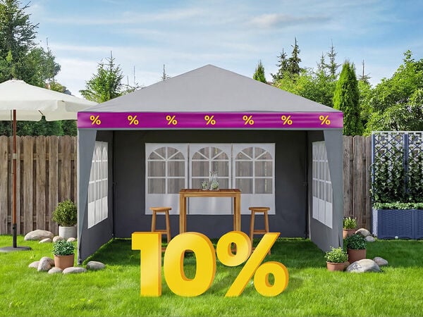 Groene feesttent, omwikkeld met paars-gele lint, met houten tafel en 2 krukken binnen, parasol, trellis-plantenbak en potplanten in de tuin tegen houten schutting, met 10% grote korting vooraan. Klik om de producten in de aanbieding te bekijken.