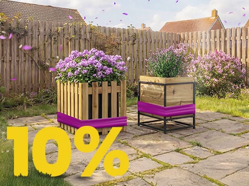 Outdoorbanner met twee houten plantenbakken gevuld met paarse bloemen, met een grote gele &lsquo;10%&rsquo;-kortingstekst in de hoek. 
