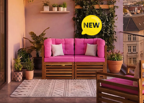 Nieuwe modulaire balkonsofaset met opvallende roze kussens en massief houten frame, gestileerd op een stadsbalkon met planten en een glazen balustrade, NEW-badge zichtbaar