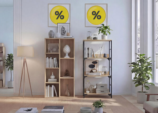 Moderne woonkamer met open rekken, houten boekenkasten, decoratieve opbergdozen, kamerplanten en een vloerlamp, in minimalistische stijl met ingelijste kortingspercentages aan de muur