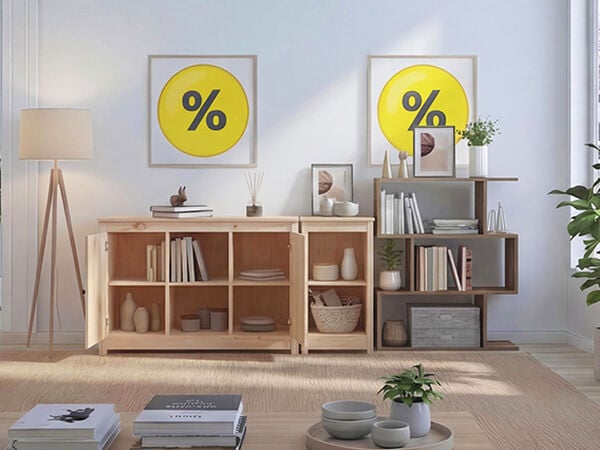 Lichte Scandinavische woonkamer met dressoirs, open opbergplanken, boeken, vazen, planten en een salontafel, met veel daglicht en wanddecoratie met kortingspercentages voor meubels en opberging