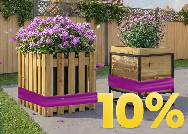 Outdoorbanner met twee houten plantenbakken gevuld met paarse bloemen, met een grote gele &lsquo;10%&rsquo;-kortingstekst in de hoek. 