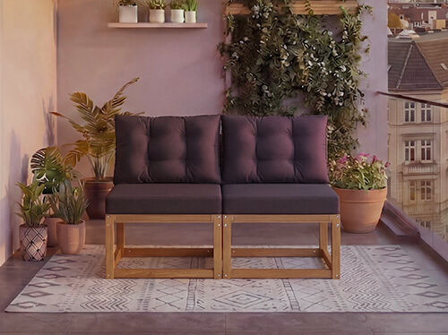 Tweepersoonsmodulaire houten bank met donkergrijze kussens op een balkon omringd door potplanten en stadsgezicht op de achtergrond