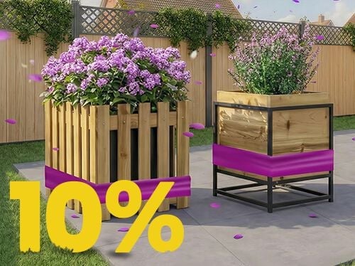 Outdoorbanner met twee houten plantenbakken gevuld met paarse bloemen, met een grote gele &lsquo;10%&rsquo;-kortingstekst in de hoek. 