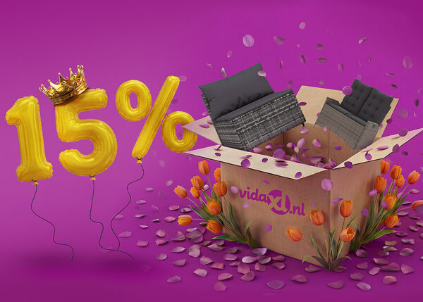 Geopende vidaXL-doos met 2 tuinbanken met kussens die eruit springen, omringd door tulpen en paarse bloemblaadjes. Gele ballonnen tonen een korting van 15% met een koningskroon erbovenop. 