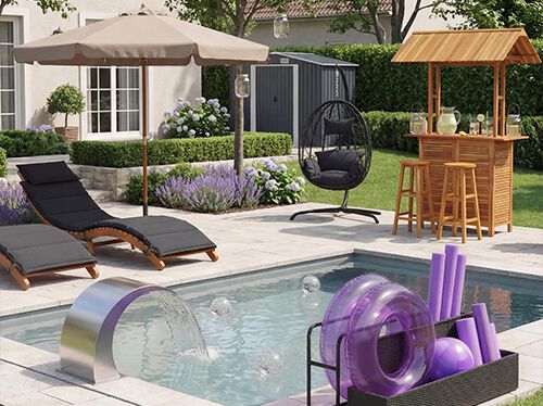 Een modern terras met een gevoerde fauteuil onder een beige parasol, een hangstoel en een houten tuinbar met krukken, omringd door een verzorgde tuin, paarse bloemen en een kleine schuur op de achtergrond.