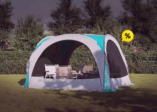 Tent in een groene omgeving met gele kortingspictogrammen. Klik om de producten in de aanbieding te zien.