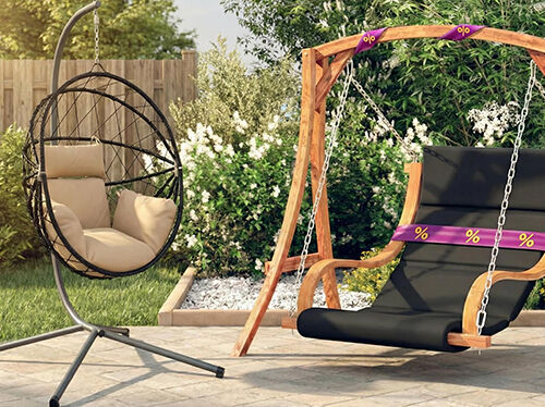 Houten schommelbed omwikkeld met paars-gele kortingslint en een metalen hangende eivormige stoel op het terras, met bloemen en groen op de achtergrond. Klik om de producten in de aanbieding te bekijken.