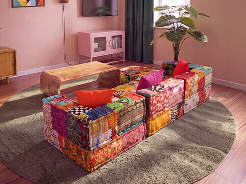 Collage met drie bankstijlen: een moderne woonkamer met donkere banken, een kleurrijke modulaire patchworkbank rond een salontafel en een grijze slaapbank die volledig is uitgeklapt. Klik om de bankencollectie te bekijken.