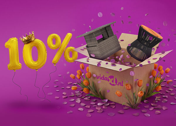 Geopende vidaXL-doos met 2 tuintafels die eruit springen, omringd door tulpen en paarse bloemblaadjes. Gele ballonnen tonen een korting van 10% met een koningskroon erbovenop. 