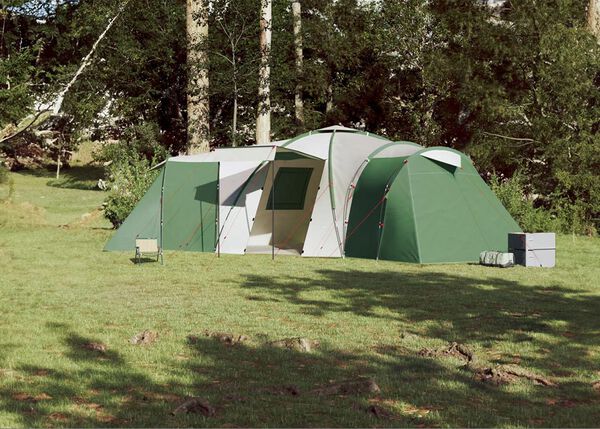 Grote familietent met kampeerspullen in de natuur.