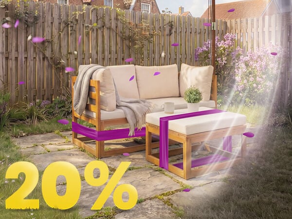 Outdoorbanner met een loungeset van hout met beige kussens en een bijpassende tafel onder een grote witte parasol, afgewerkt met een paarse band en een grote gele &lsquo;20%&rsquo;-kortingstekst in de hoek. Klik om de producten in de collectie te bekijken.