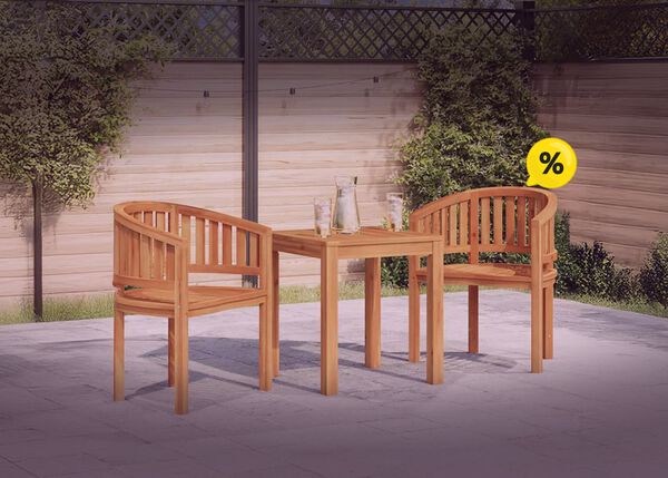 Twee houten stoelen en een tafel op een terrasomringd door groen en gele kortingspictogrammen. Klik om de producten in de aanbieding te bekijken.