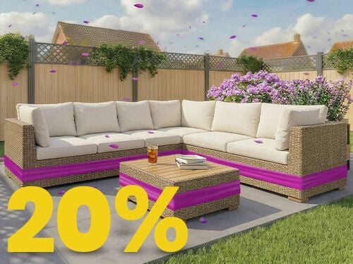 Outdoorbanner met twee houten plantenbakken gevuld met paarse bloemen, met een grote gele &lsquo;10%&rsquo;-kortingstekst in de hoek. 