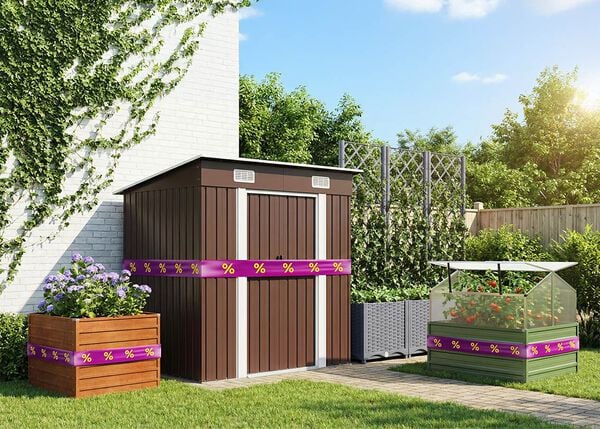 Bruin houten tuinhuis en plantenbak met paarse bloemen op groen terras, omwikkeld met paars-gele kortingslint.