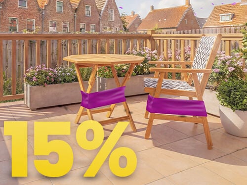 Buitenbanner met een houten tuintafel en stoel met paarse sale-banden op een zonnig terras, met een opvallende &lsquo;15%&rsquo;-kortingsboodschap. 