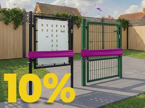 Bloembed in een tuin achter een groene houten omheining met een opvallende &ldquo;10%&rdquo; kortingsactie.