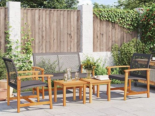 Grijze gestoffeerde tweezitsbank in een stijlvolle slaapkamer. Klik om de producten te bekijken.