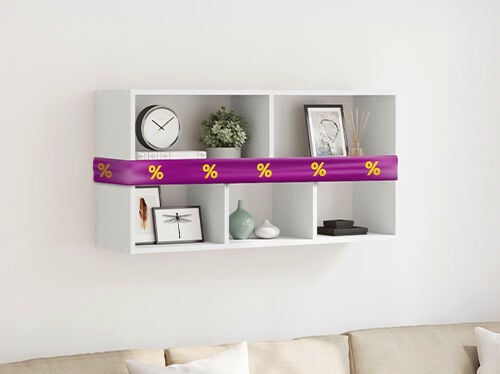Witte wandplank met accessoires, paars lint en kortingspictogrammen, in een stijlvolle woonkamer. Klik om de producten in de aanbieding te bekijken.