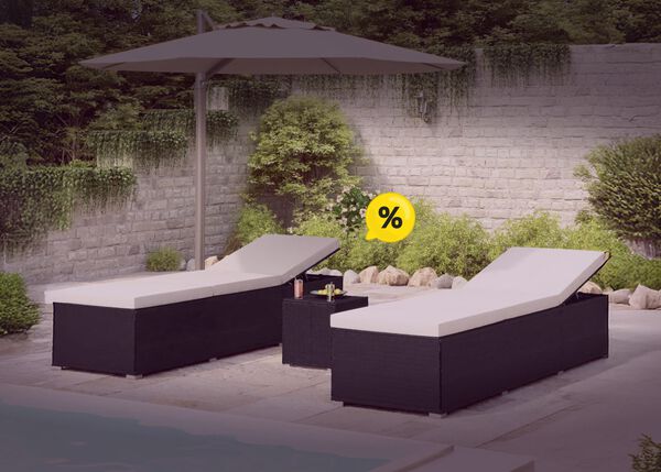 Twee ligstoelen in rattan bij een zwembad in de tuin, een parasol, een tafel in rattan en gele kortingspictogrammen. Klik om de producten in de aanbieding te bekijken.