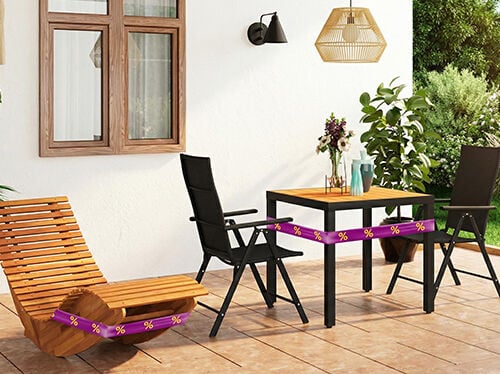 Houten schommelbed en zwarte tafel met 2 stoelen op een terras, omwikkeld met paars-gele kortingslinten. Klik om de producten in de aanbieding te bekijken.