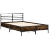 vidaXL Bedframe bewerkt hout metaal gerookt eikenkleurig 135x190 cm
