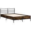 vidaXL Bedframe bewerkt hout metaal gerookt eikenkleurig 140x190 cm