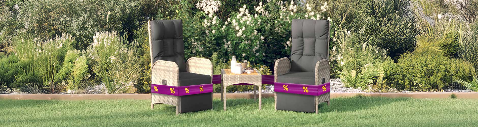 Fauteuils en tafel in rattan op het gazon met paarse promotiebanden en gele kortingspictogrammen.