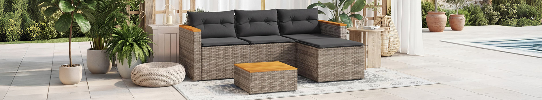 Driedelige bankset in rattan met kussens en salontafel voor buitenshuis. Klik om de collectie te bekijken.