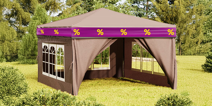 Tent in een groene omgeving, omwikkeld met een paarse promotieband met gele kortingspictogrammen. Klik om de producten in de aanbieding te bekijken.