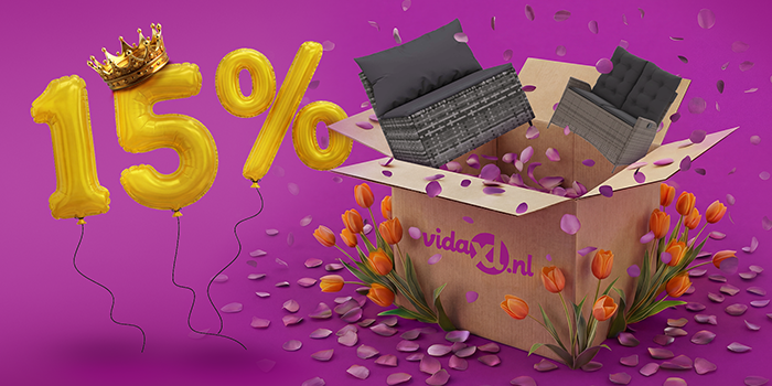 Geopende vidaXL-doos met 2 tuinbanken met kussens die eruit springen, omringd door tulpen en paarse bloemblaadjes. Gele ballonnen tonen een korting van 15% met een koningskroon erbovenop. Klik om de producten in de aanbieding te bekijken.