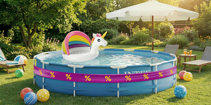 Groene zwembaden met een unicorn babyzwembad bovenop, omwikkeld met paars-gele kortingslinten, opblaasspeelgoed, ligstoelen en parasol in de tuin. Klik om de producten in de aanbieding te bekijken.
