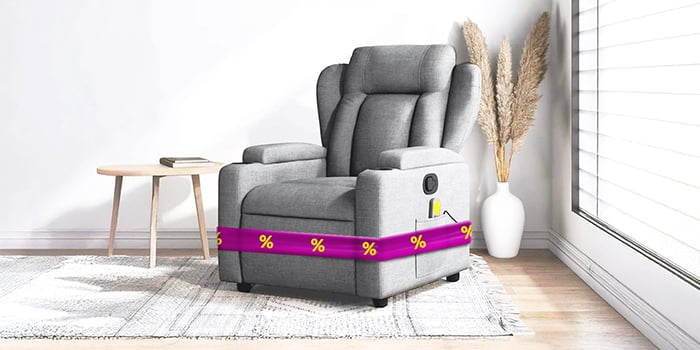 Grijze fauteuil met paars lint en kortingspictogrammen, salontafel en vaas in een stijlvolle woonkamer. Klik om de producten in de aanbieding te bekijken.