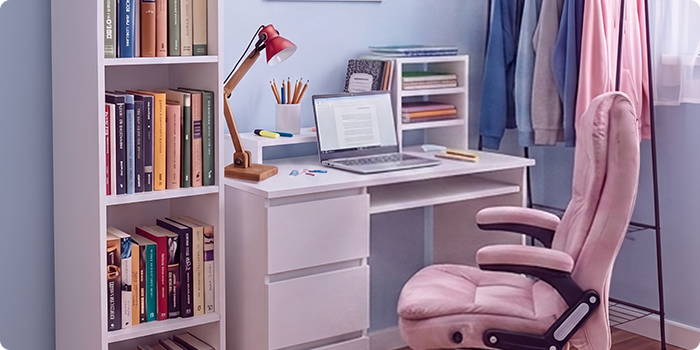 Moderne studieplek voor studenten met een wit bureau, ergonomische bureaustoel, laptop, boekenkast, opbergmeubel en kledingrek in een lichte, opgeruimde slaapkamer voor comfortabel studeren en dagelijks studentenleven.
