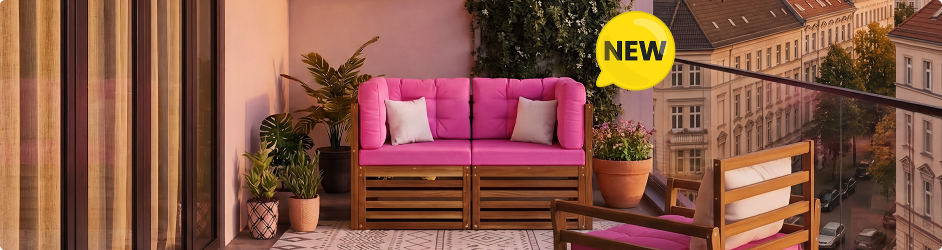 Nieuwe modulaire balkonsofaset met opvallende roze kussens en massief houten frame, gestileerd op een stadsbalkon met planten en een glazen balustrade, NEW-badge zichtbaar