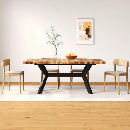 Moderne eettafel met vier stoelen.