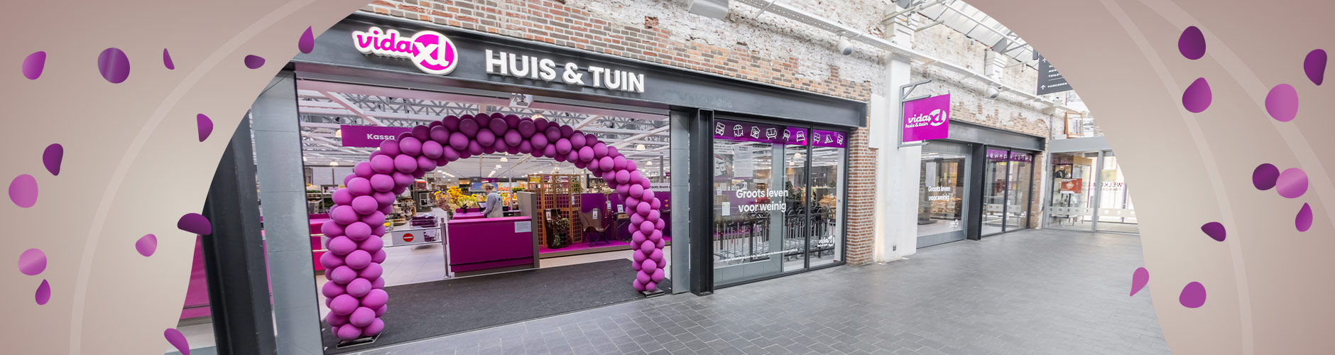 Felgele banner met paarse megafoons en de tekst: NU OPEN – 7 dagen per week