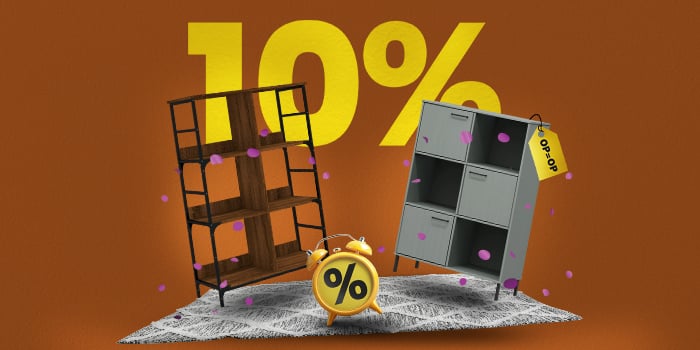 Banner met twee boekenkasten met label Op=Op, vloerkleed en wekker met grote gele tekst “10%”.