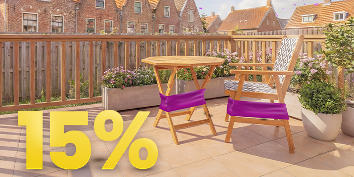 Buitenbanner met een houten tuintafel en stoel met paarse sale-banden op een zonnig terras, met een opvallende ‘15%’-kortingsboodschap. 