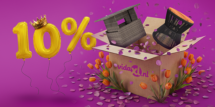 Geopende vidaXL-doos met 2 tuintafels die eruit springen, omringd door tulpen en paarse bloemblaadjes. Gele ballonnen tonen een korting van 10% met een koningskroon erbovenop. Klik om de producten in de aanbieding te bekijken.