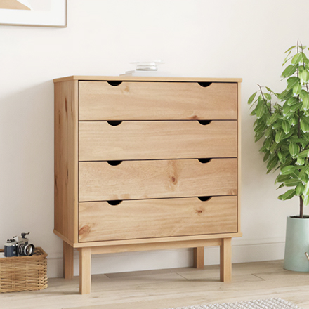 Houten ladekast in goed verlichte kamer.