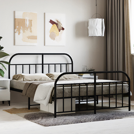 Zwart metalen bedframe met opgemaakt bed in moderne slaapkamer.