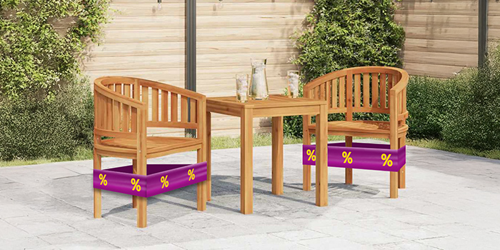 Een tafel en twee houten stoelen met een paarse promotieband met gele kortingspictogrammen op een terras. Klik om de producten in de aanbieding te bekijken.