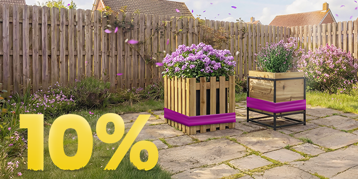 Outdoorbanner met twee houten plantenbakken gevuld met paarse bloemen, met een grote gele ‘10%’-kortingstekst in de hoek. 