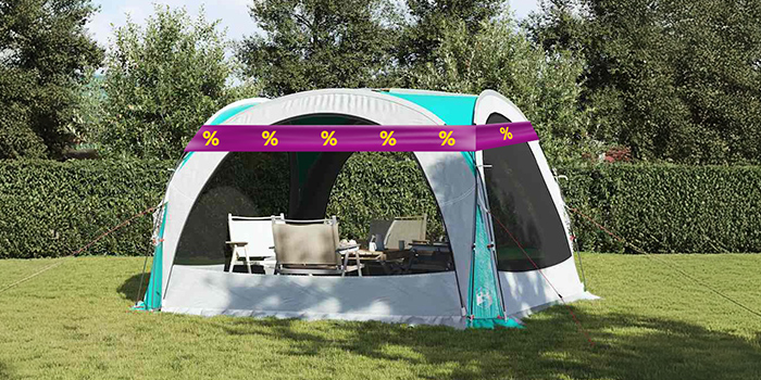 Tent in de natuur met een tafel en stoelen, omwikkeld met een paarse promotieband met gele kortingspictogrammen. Klik om de producten in de aanbieding te bekijken.
