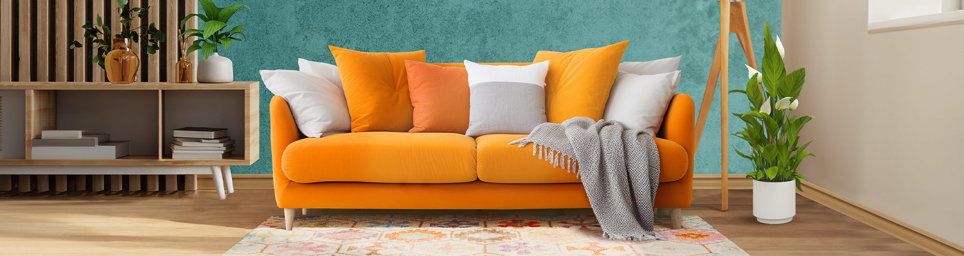 Driedelige bankset in rattan met kussens en salontafel voor buitenshuis. Klik om de collectie te bekijken.